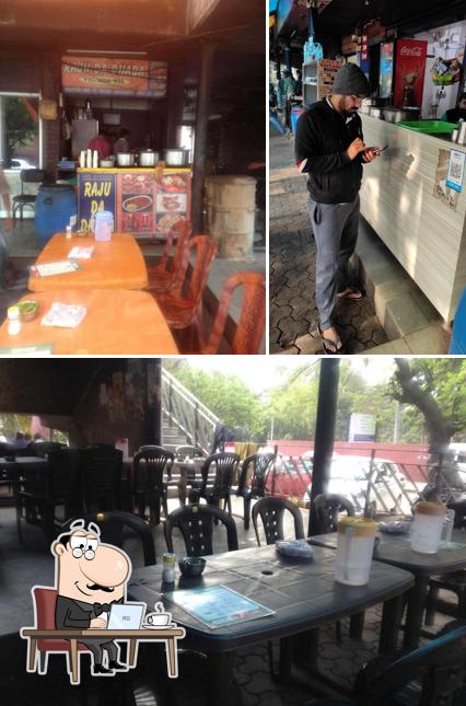 The interior of Raju Da Dhaba