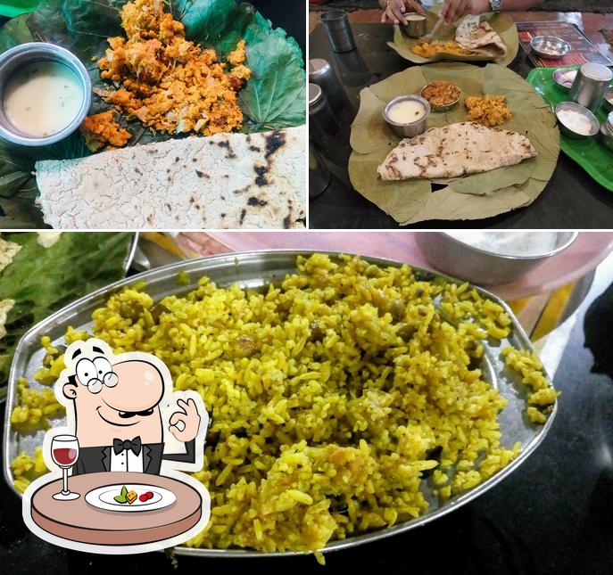 Food at Tigaonkar Zunka Bhakar Center.पाहुणचार तिगावकरांचा