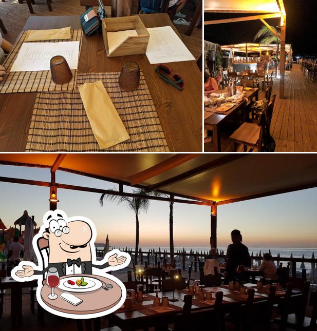 The Jungle Beach Club si caratterizza per la tavolo da pranzo e interni