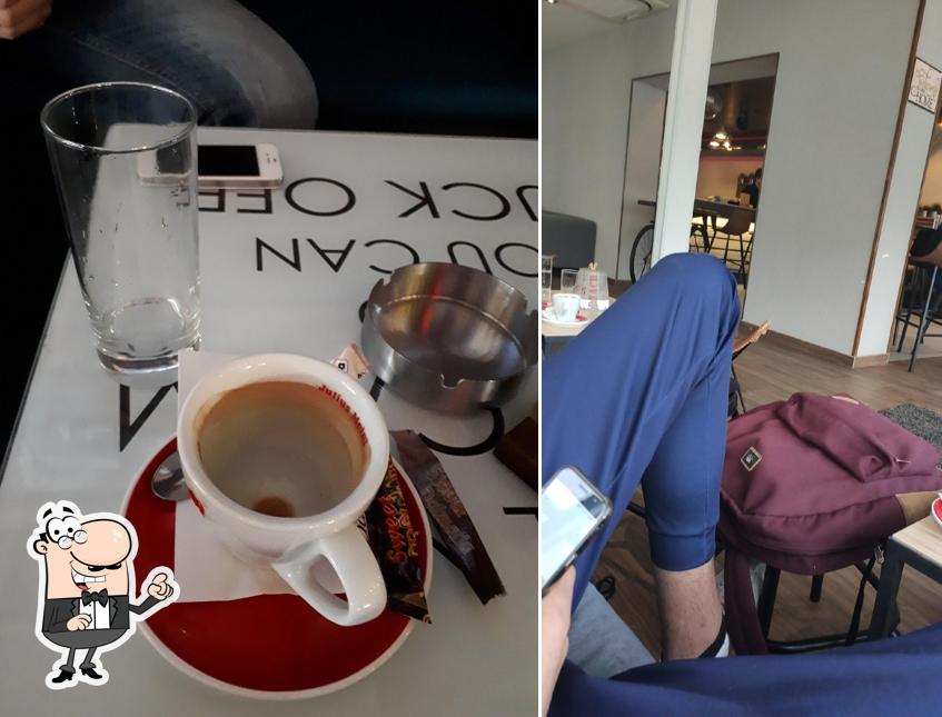 Dai un'occhiata agli interni di Blue Eyes Cafe