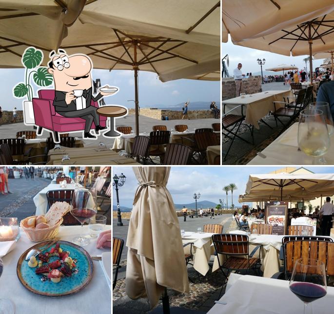 Siediti a un tavolo di Mirador Alghero