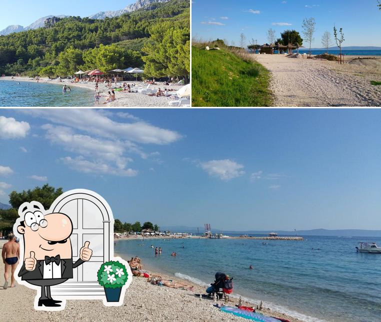 Goditi la vista dall'area esterna di Beach bar Mozzart