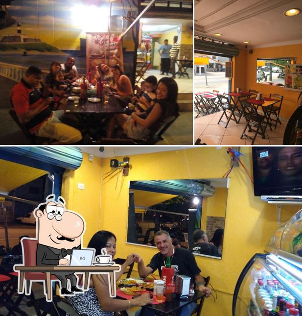 O interior do Dona Acarajé