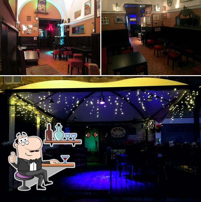 Dai un'occhiata agli interni di Ellis Island Pub