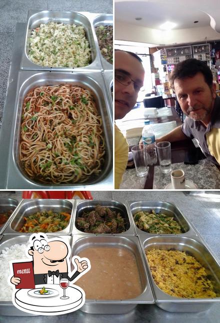 A comida e balcão de bar do restaurante