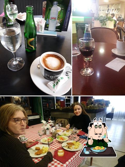 Tra le diverse cose da City Café Panolija si possono trovare la cibo e tavolo da pranzo