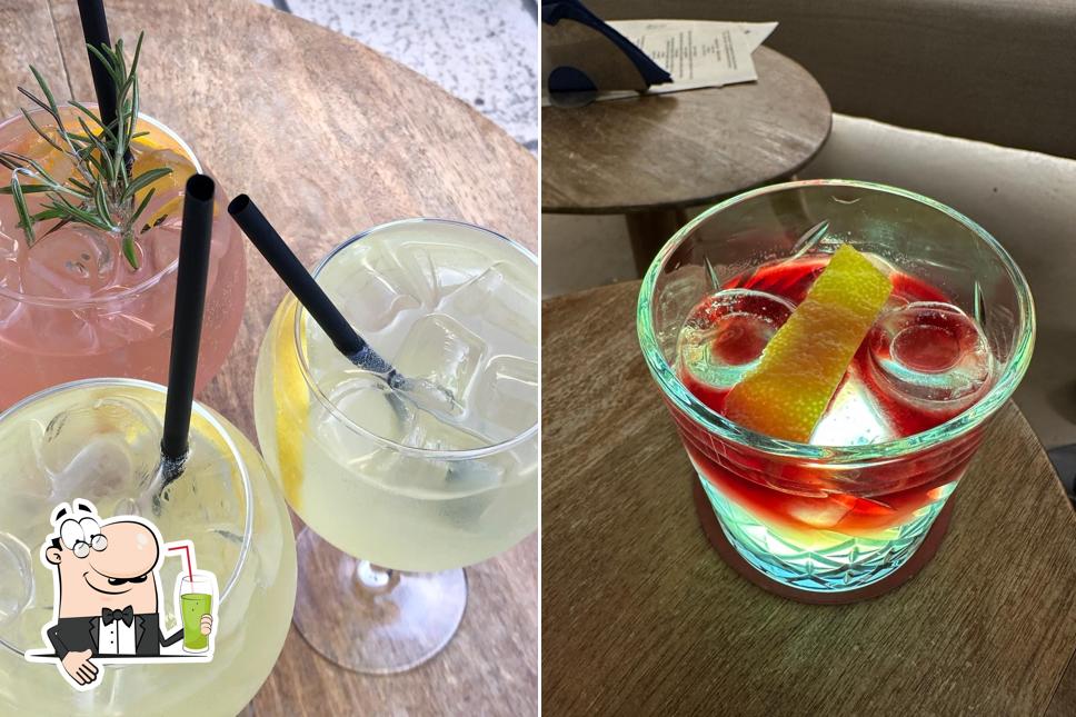 Goditi qualcosa da bere a The Piazzetta Spritz cafe bar