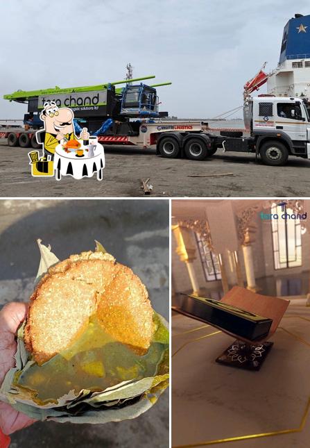 Among various things one can find food and exterior at TARA CHAND KACHAUDI