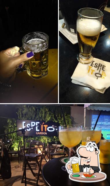 Desfute uma tulipa de cerveja leve ou escura