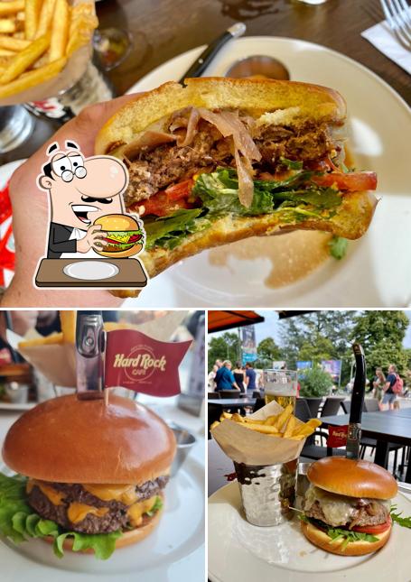 Ordina un hamburger a Hard Rock Cafe