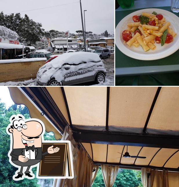 Tra le varie cose da Gran Caffè si possono trovare la esterno e cibo