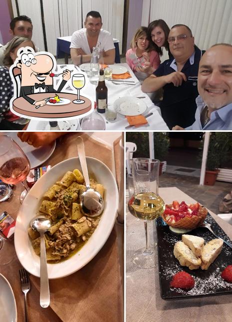 La cibo e tavolo da pranzo del ristorante