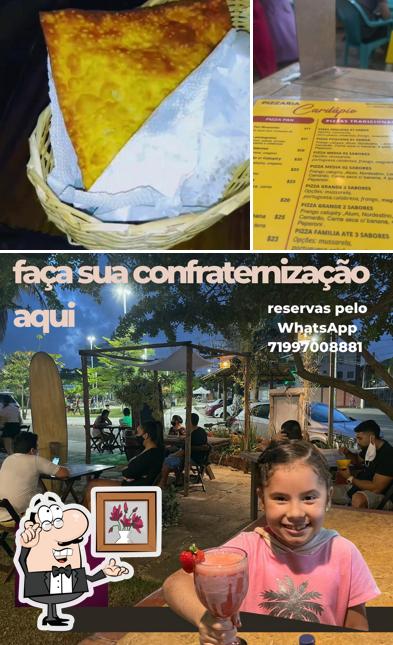 Sente em uma das mesas no Açaí Centenário plakaford