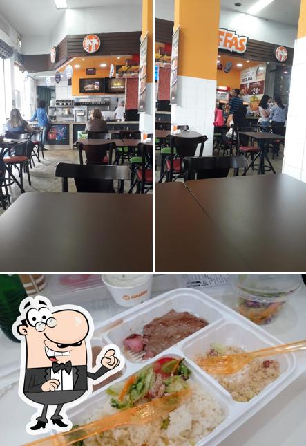 Entre diversos coisas, interior e mesa de jantar podem ser encontrados no Giraffas Feira de Goiânia Setor Central