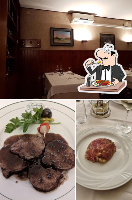 La cibo e tavolo da pranzo del ristorante