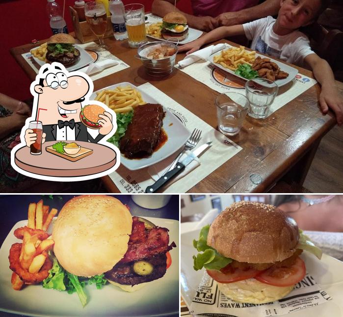 Ordina un hamburger a Bullitt Drink and Food