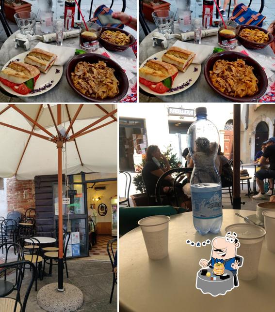 La cibo e interni del ristorante