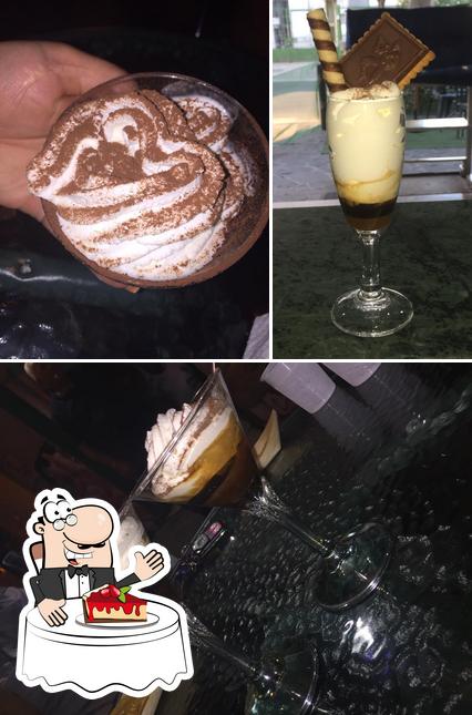 Caffè Happy Hour Lounge - Bar offre un'ampia varietà di dessert