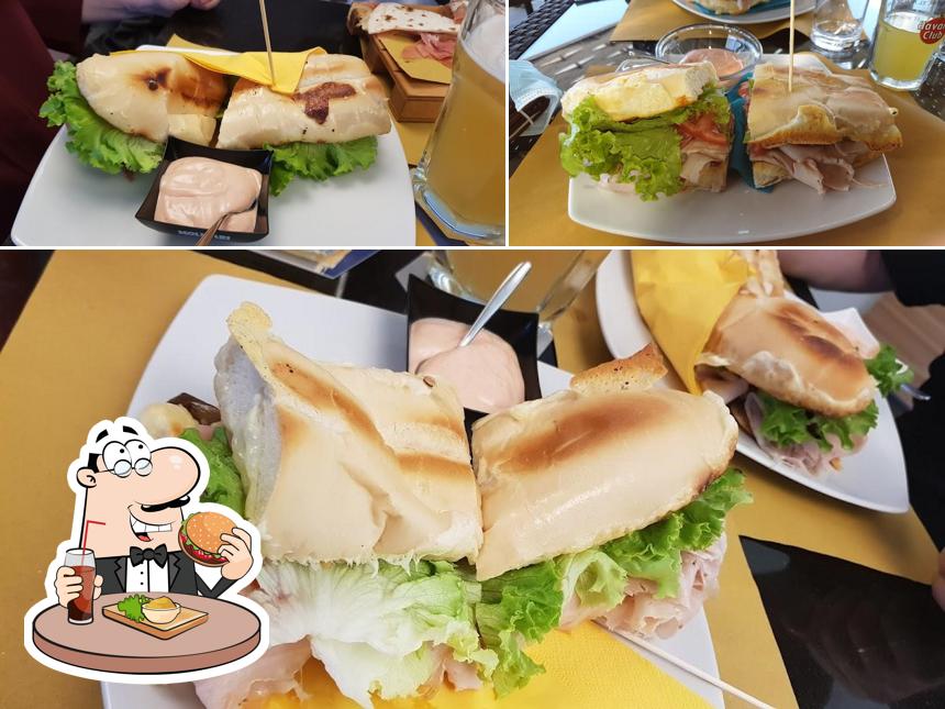 Ordina un hamburger a Mi & Ti Lounge Bar