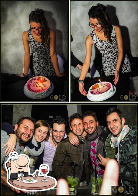 Guarda la foto che raffigura la cibo e bancone da bar di Gold