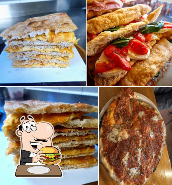 Prova un hamburger a Pizzeria Trattoria Flush - Marina di Carrara