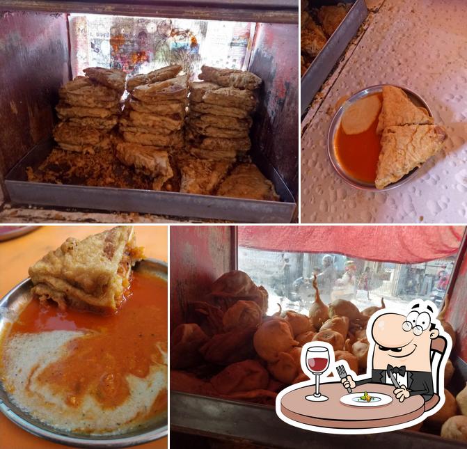 Food at Raja Rani Vadapav