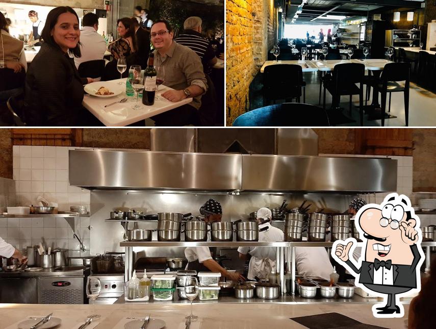 Sente em uma das mesas no Jamile Restaurante