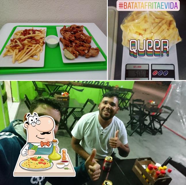 Entre diferentes coisas, comida e interior podem ser encontrados no Guerreiro's Lanches