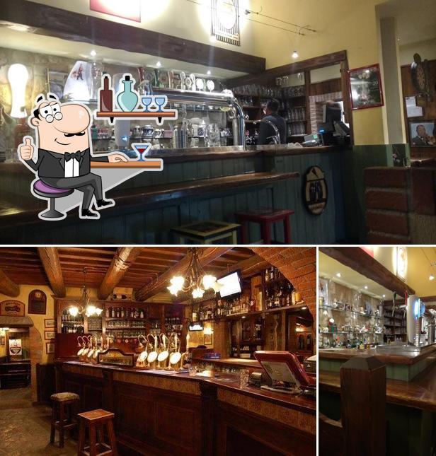 Dai un'occhiata agli interni di Notorious Pub