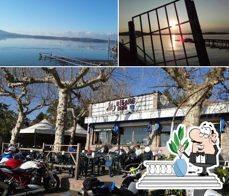 Curiosa tra gli esterni di Bikers Bar