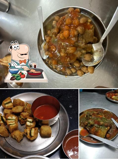 Chicken curry at Prabhudeva Samosa Center