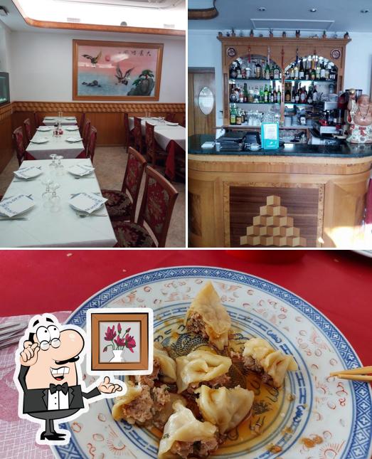 Tra le diverse cose da Ristorante Cinese Xiang Cheng si possono trovare la interni e cibo