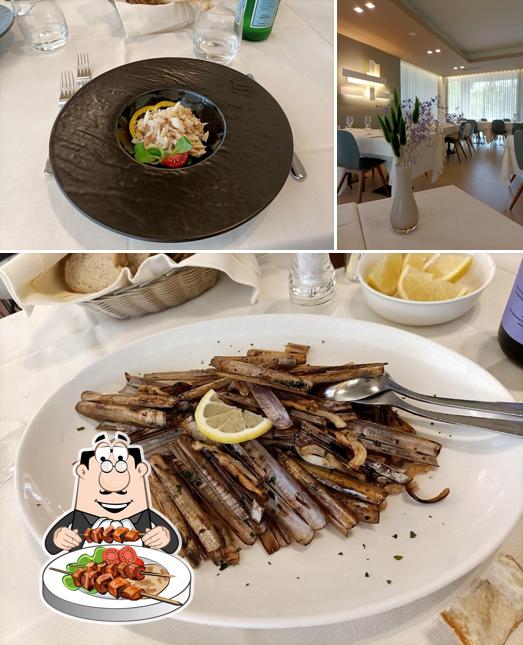 Tra le diverse cose da Ristorante Rosso di Sera si possono trovare la cibo e interni