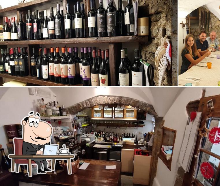 Siediti a un tavolo di Inn Pik