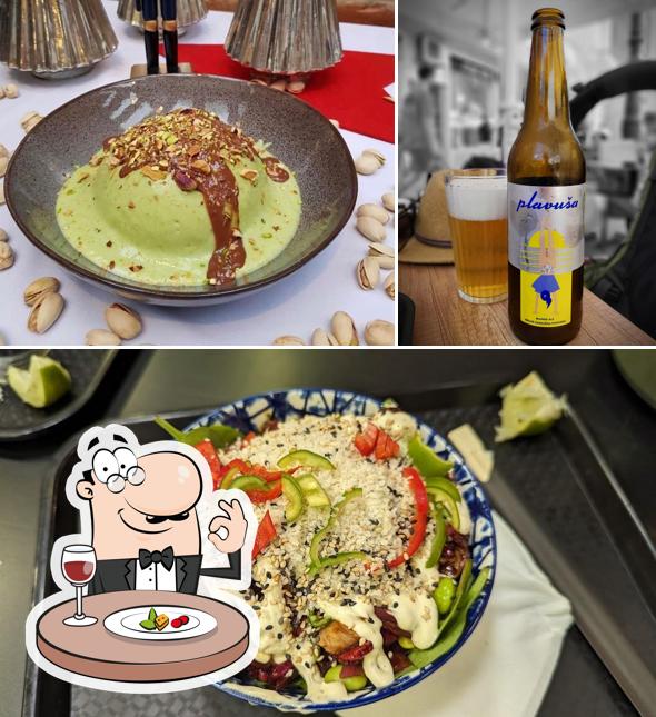 Questa è la foto che presenta la cibo e birra di Poke Poke