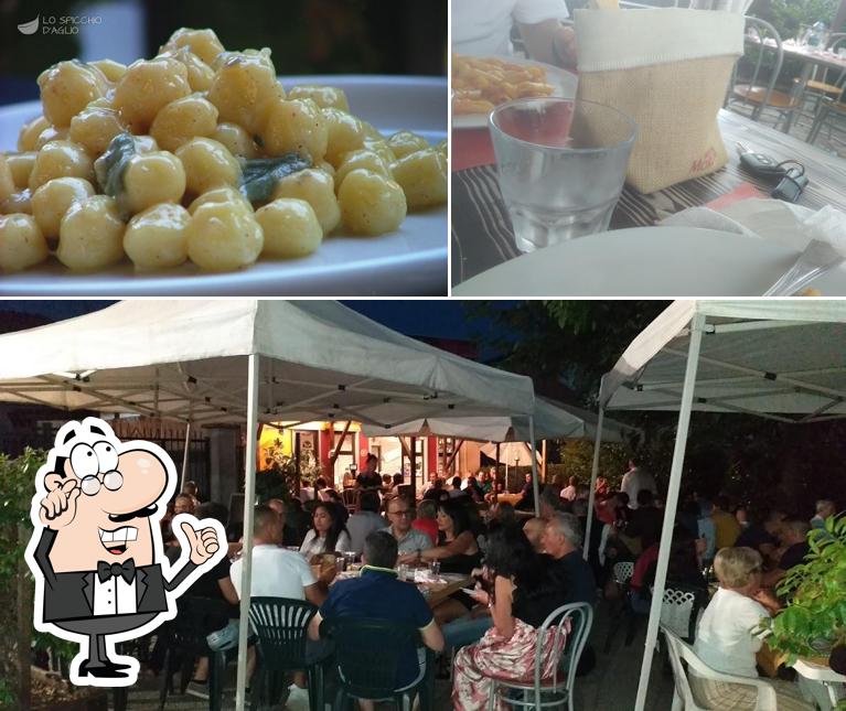 BAR ZANZIBAR si caratterizza per la interni e cibo