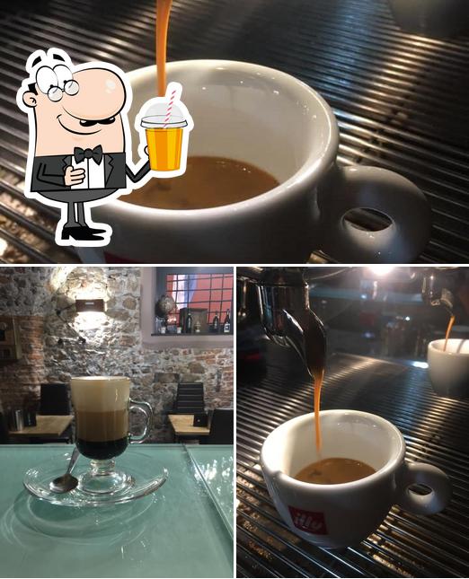 Goditi qualcosa da bere a Caffetteria dell'angolo