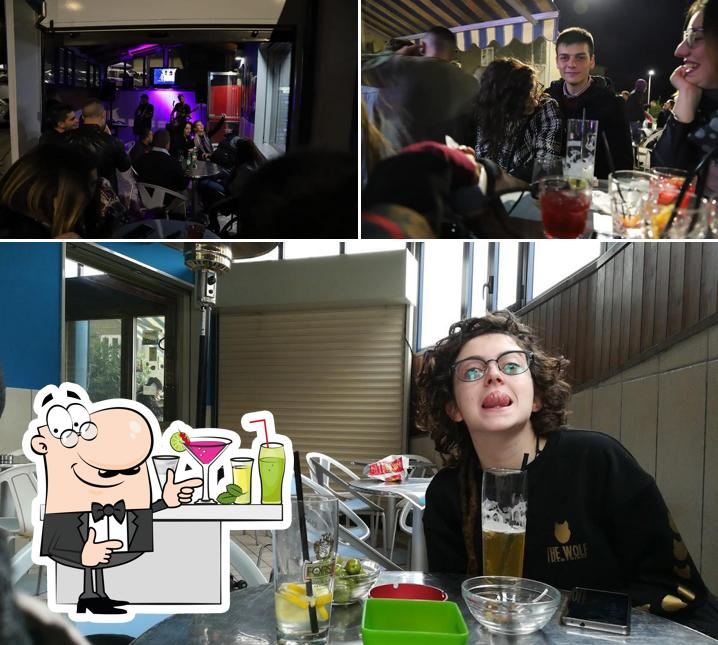 Tra le varie cose da Blues Brothers Cafè si possono trovare la bancone da bar e tavolo da pranzo