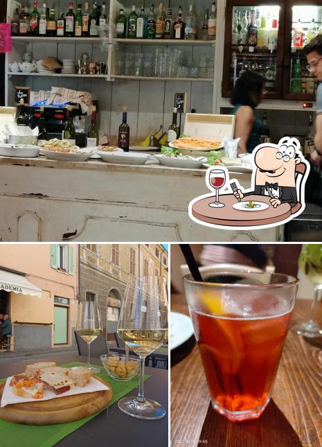 La cibo e bancone da bar del ristorante