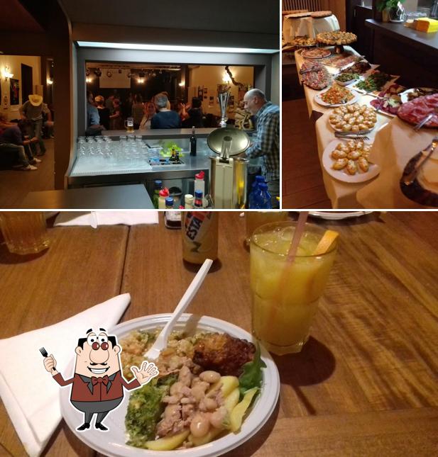 Dai un’occhiata alla immagine che raffigura la cibo e esterno di Sold Out Live On Stage