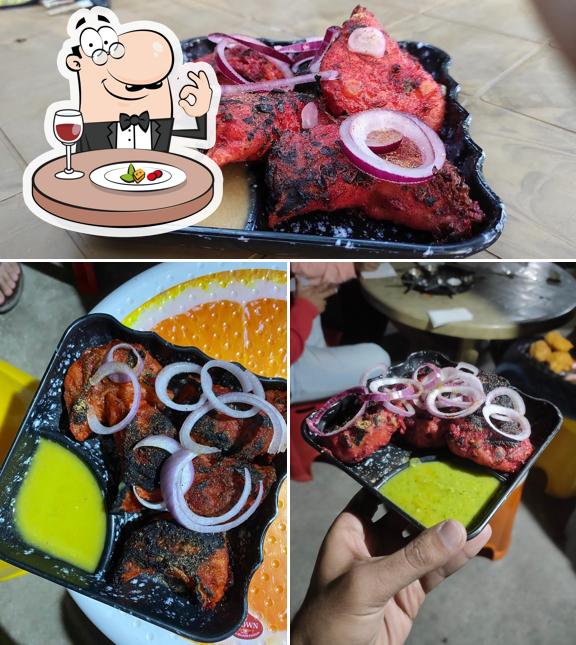 Tandoori chicken at Mummaz Momo Lalbagh