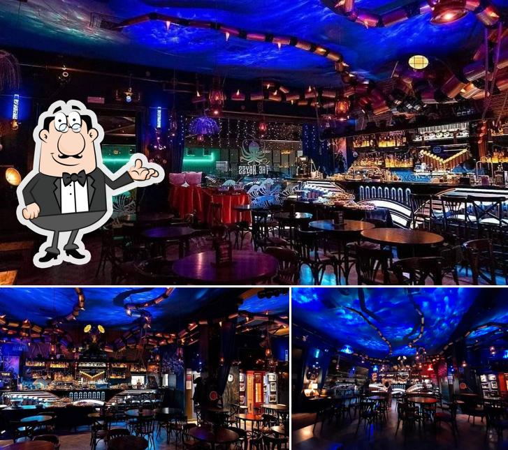 Siediti a un tavolo di The Abyss Pub