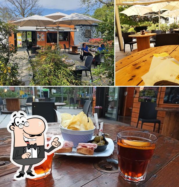 Dai un'occhiata agli interni di Oasi café