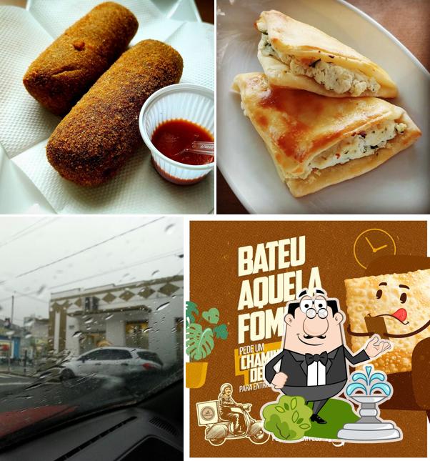 A imagem da exterior e comida no Chaminé Salgados