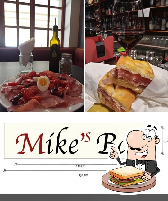 Ordina un panino a Bar Mike's
