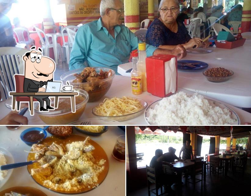 Esta é a foto apresentando interior e comida no Restaurante Galinha Caipira da Dona Mirtes