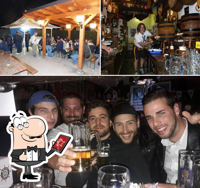 Bar Cristallo si caratterizza per la esterno e bancone da bar