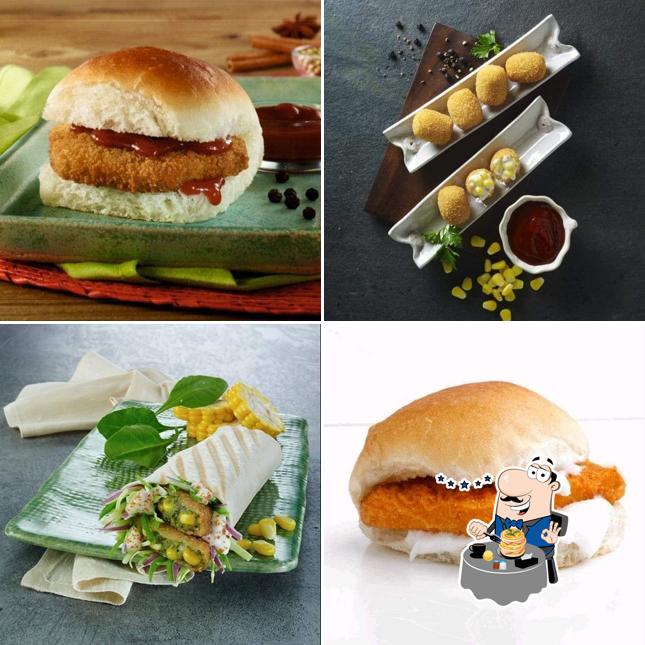 Food at Goli vada pav no.1