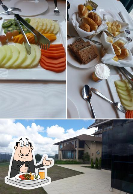 A comida e exterior do restaurante