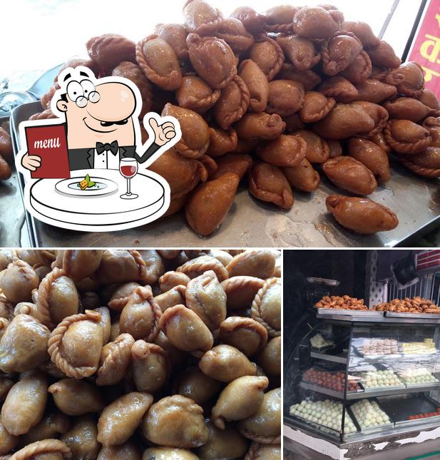 Food at GAURI SANKAR SHUDH MISTHAN BHANDAR, THAWE STATION KI SABSE PURANI DUKAN